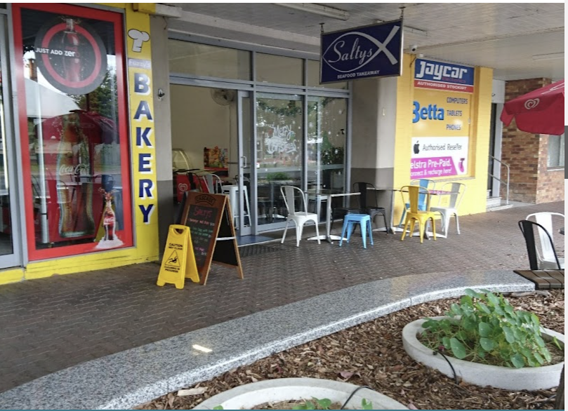 Salty's storefront and outdoor seating